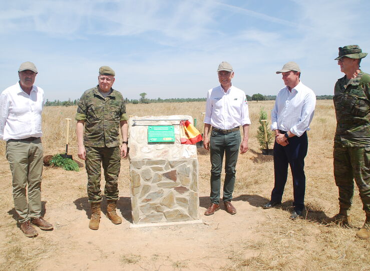 Fundacin Iberdrola y Defensa colaboran en la reforestacin de la Base General Menacho
