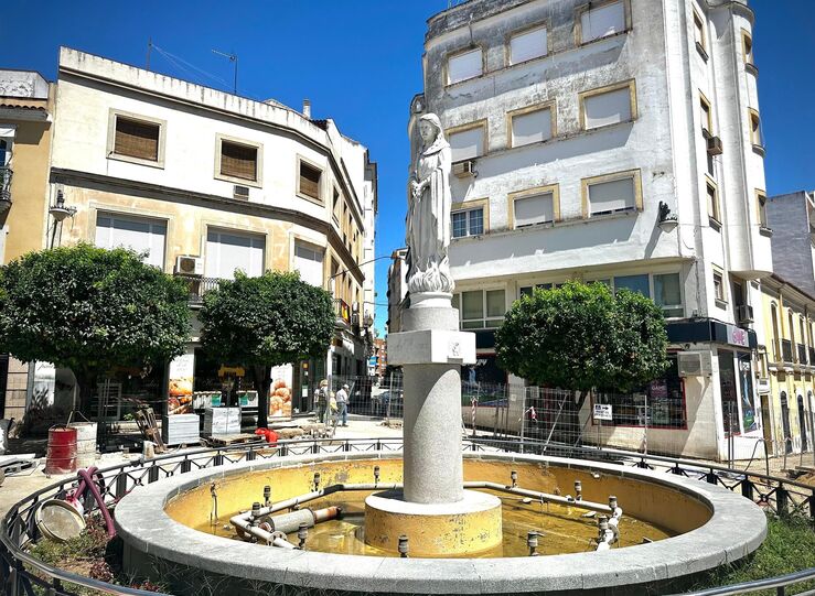 Escultura de Santa Eulalia ya en la Puerta de la Villa de Mrida para recibir a peregrinos