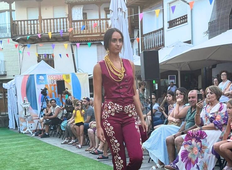 Baos de Montemayor celebra Festival Oficios Artesanos con mercadoso o desfile de moda