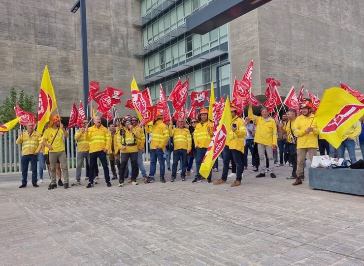 Bomberos Infoex se concentran en Mrida pidiendo reconocimiento de su carrera profesional