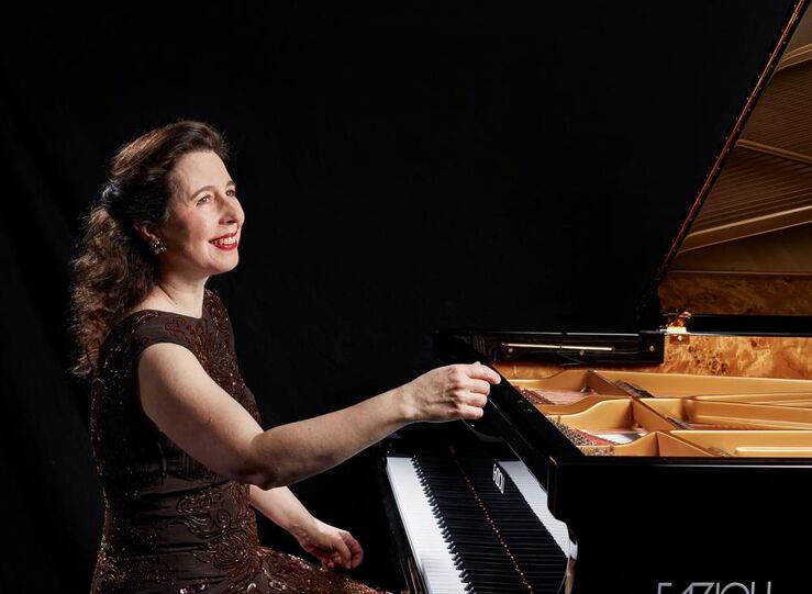 La pianista Angela Hewitt interpreta piezas de Bach junto a la OEx en Badajoz y Cceres