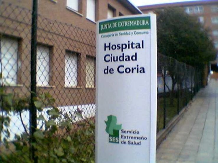 Trabajadores de mantenimiento del Hospital de Coria se concentran por impagos de salarios