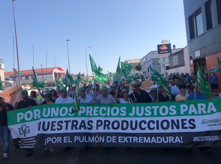 1200 manifestantes reivindican en Almendralejo unos precios justos para la uva