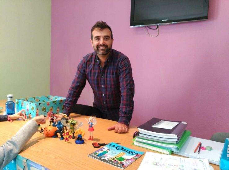 Un taller en El Corte Ingls de Badajoz ensea a los nios y familias a crear superhroes