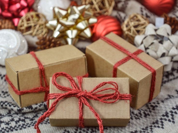 Iniciativa CaixaBank reparte 287 regalos de Navidad a nios en situacin de pobreza