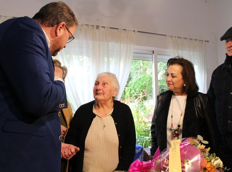 Alcalde de Mrida visita en su casa a una vecina que cumple cien aos para felicitarla