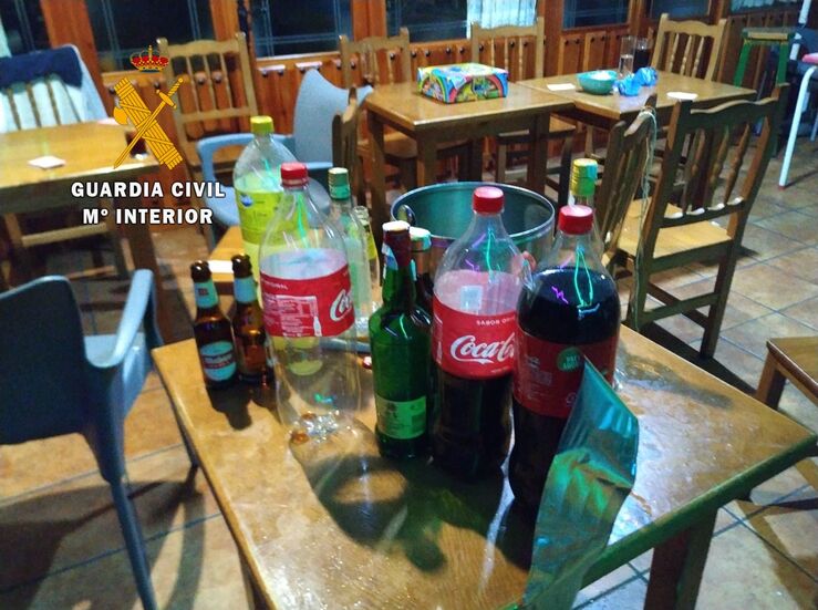 Sorprenden a cuatro vecinos de Albal bebiendo en un bar y con la msica alta
