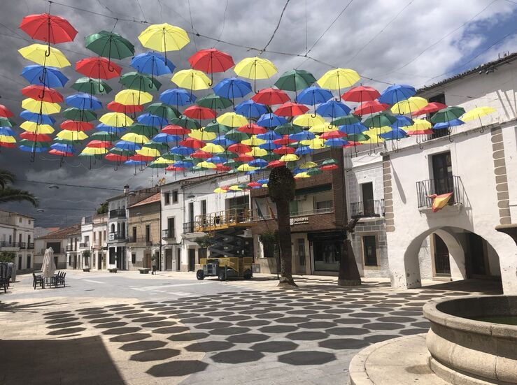 Malpartida de Cceres empieza a colocar los paraguas de colores en su Plaza Mayor