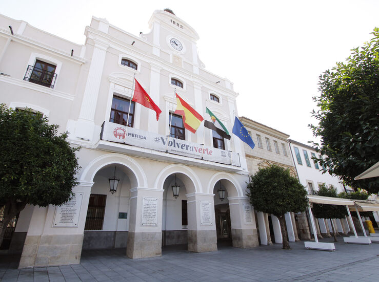 La fachada del Ayuntamiento de Mrida se ilumina en turquesa por el Da de la Dislexia