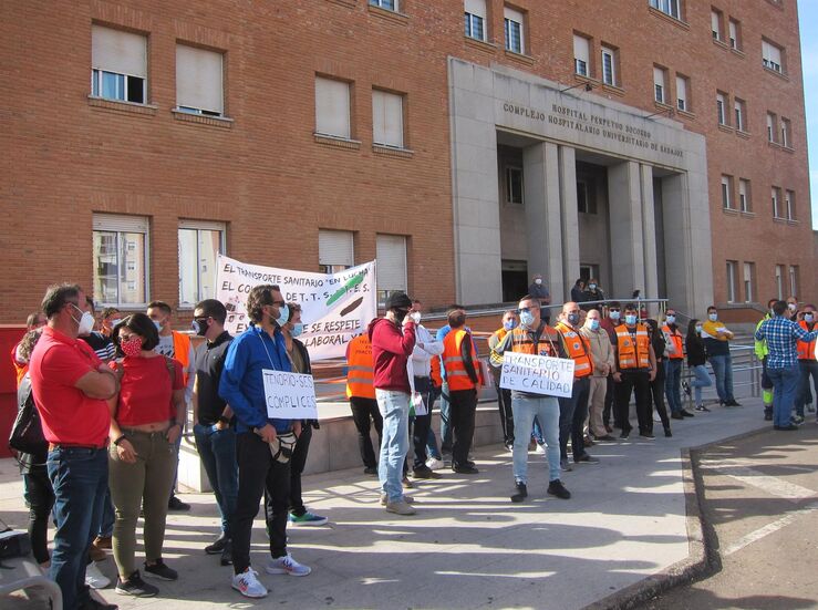 Trabajadores de Ambulancias Tenorio protestan en Badajoz para reclamar mejoras laborales