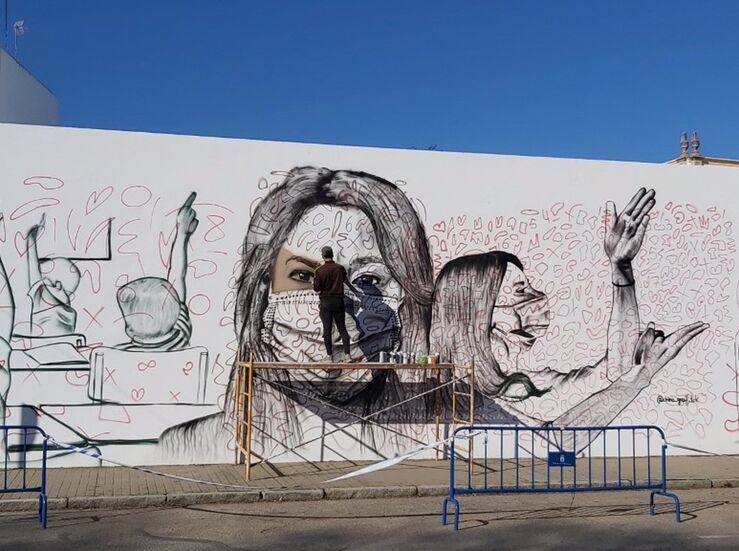 Alejandro Pajuelo realiza graffiti en reconocimiento de la enseanza