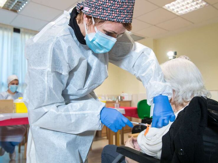 Extremadura ya ha administrado el 977 vacunas recibidas 