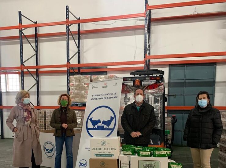 APAG Extremadura Asaja dona 234 litros de aceite y 200 de arroz al Banco Alimentos Badajoz