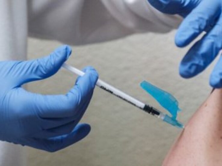 Extremadura tiene vacunadas al menos con una dosis al 21 personas marcadas como objetivo