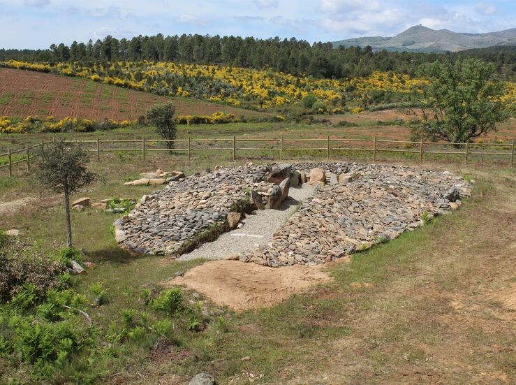 Finalizan los trabajos de recuperacin del dolmen de Pradocastao en Hernn Prez 