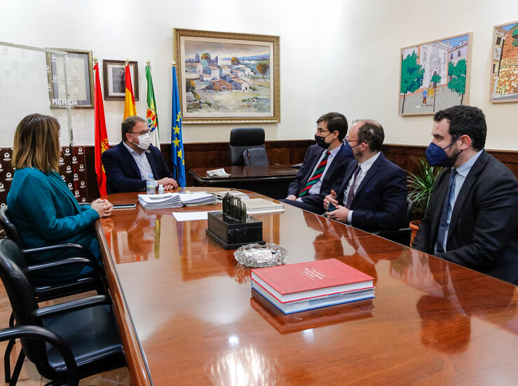 El alcalde de Mrida recibe en su despacho al secretario de Estado para la UE