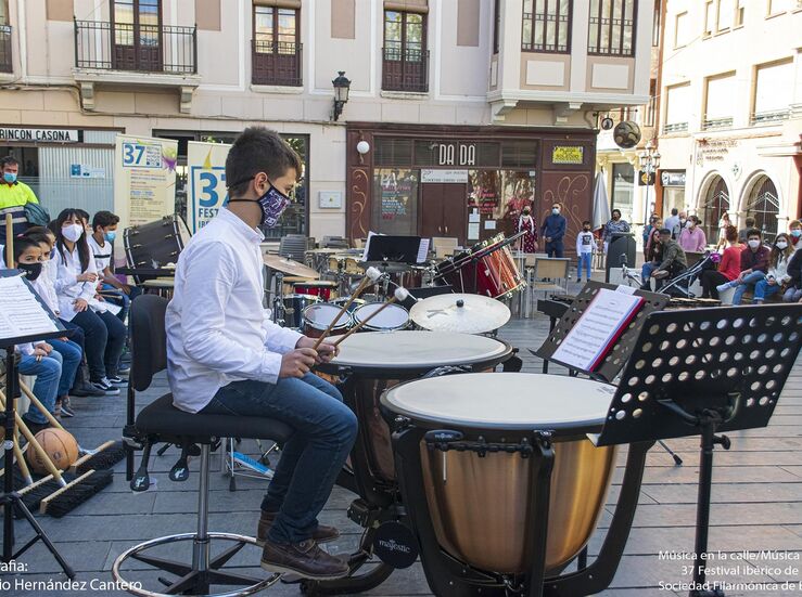 Msica en la calle del Festival Ibrico de Msica rene a jvenes msicos en Badajoz
