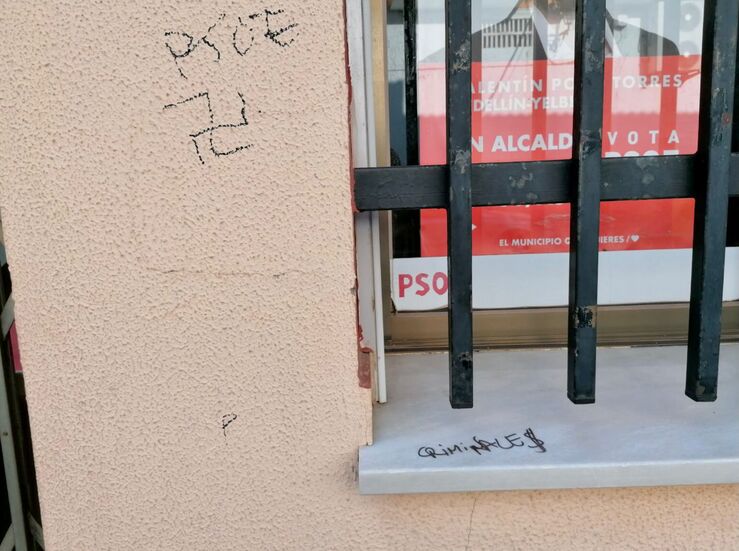 La Agrupacin Socialista de Medelln denuncia ante la Guardia Civil pintadas en su sede 