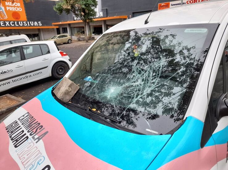 Fundacin Tringulo denunciar ante Polica daos en coche rotulado con bandera trans