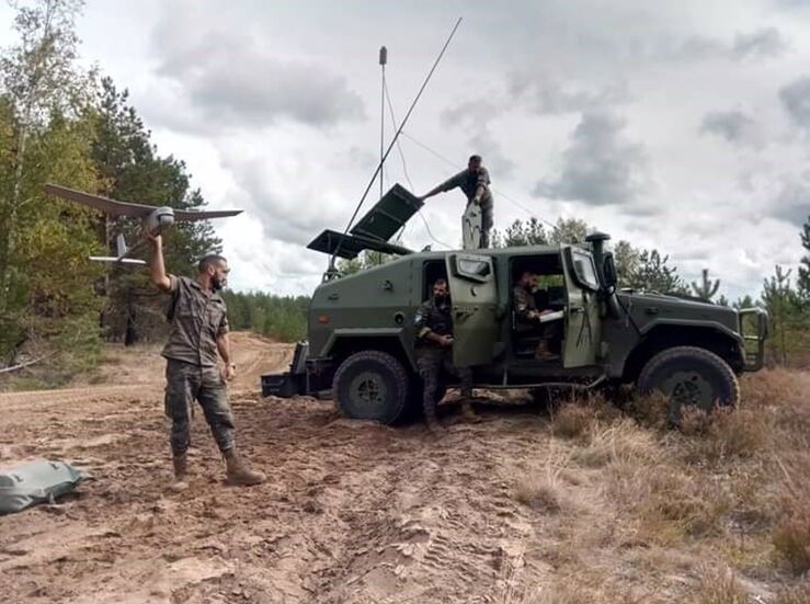 Robles visita a militares espaoles en Letonia la mayora de la Brigada Extremadura XI
