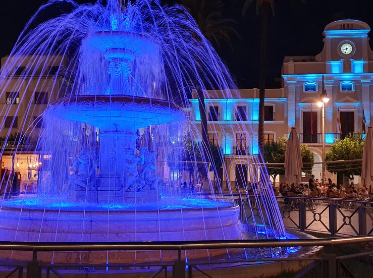 Ayuntamiento de Mrida se ilumina de azul celeste por Da Mundial del Cncer de Prstata