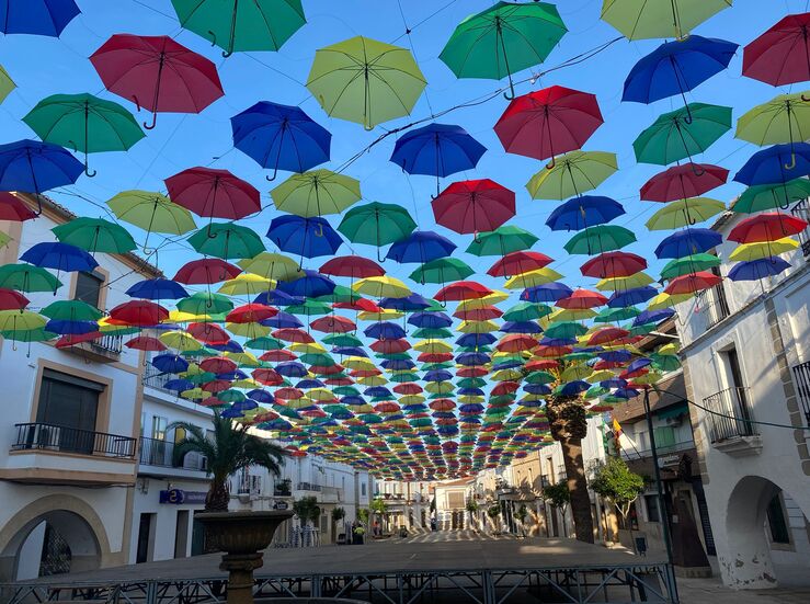 Malpartida de Cceres ya luce sus 1500 paraguas de colores en la Plaza Mayor
