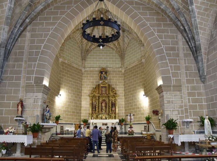 Flores visita la Iglesia de San Andrs en Almaraz tras ser restaurada por la Junta