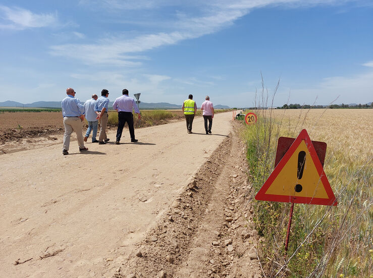Farrona visita los caminos rurales acondicionados en Esparragalejo y Villagonzalo