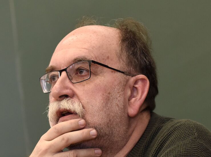 El escritor Carlos Taibo ofrece una conferencia en Badajoz sobre la invasin de Ucrania