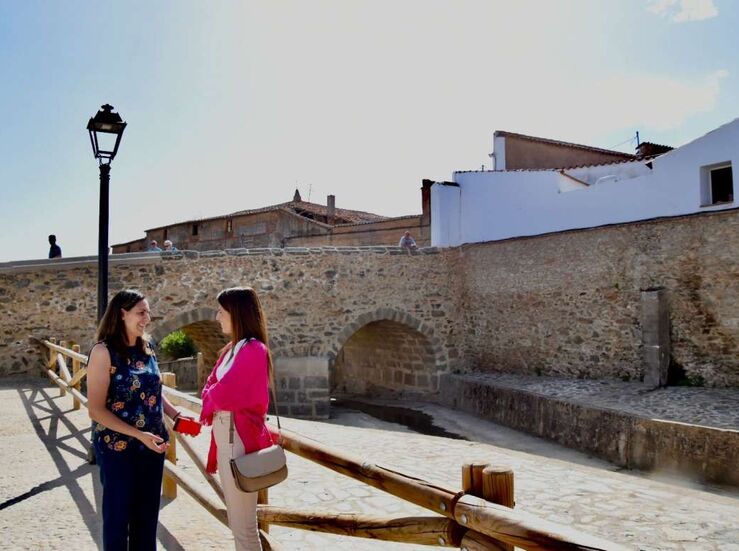 Nuria Flores visita el puente romano de Usagre recientemente restaurado por la Junta