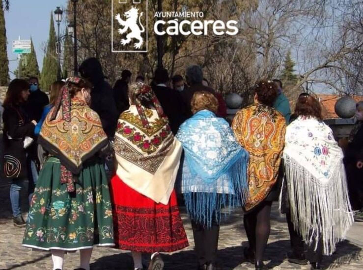 Ayuntamiento Cceres anima a bailar el redoble en la Plaza Mayor el Da de Extremadura