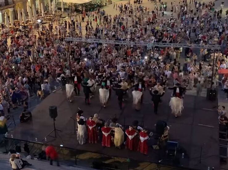 Los cacereos celebraron el Da de Extremadura bailando el redoble en la Plaza Mayor