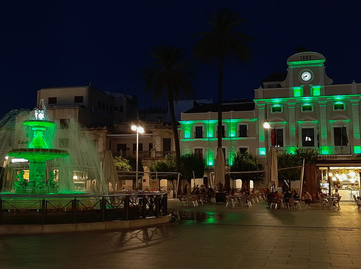 El Ayuntamiento de Mrida se ilumina de verde con motivo del Da Nacional de la Artritis