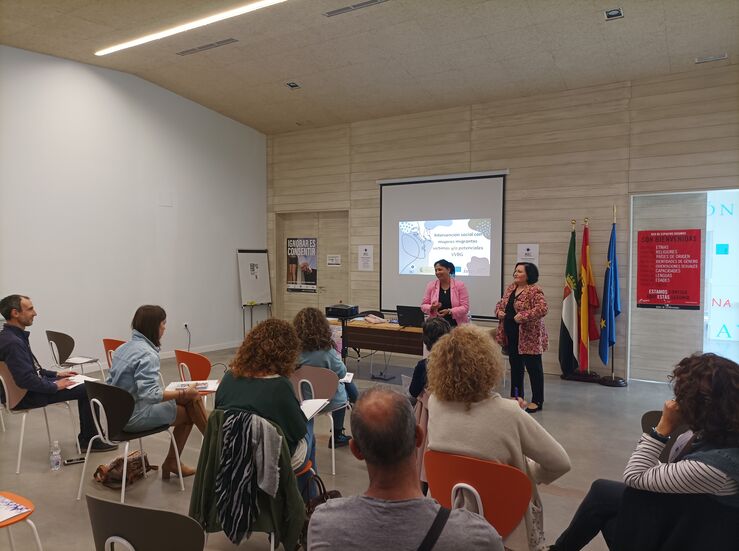 Personal de Oficinas de Igualdad de Extremadura se forma en atencin a mujeres migrantes