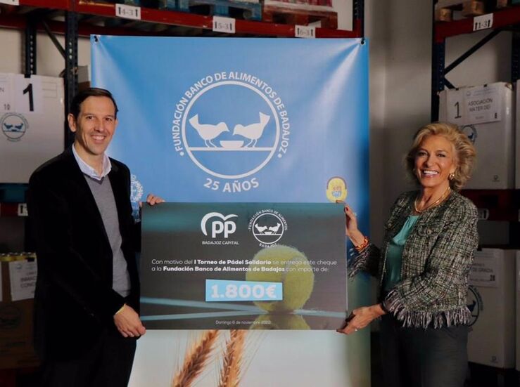 PP Badajoz entrega al Banco de Alimentos recaudacin de un torneo solidario de pdel