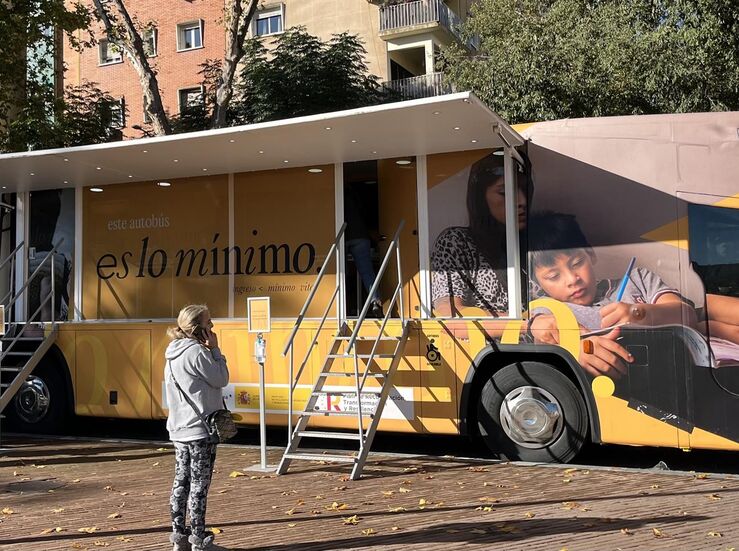 El autobs del Ingreso Mnimo Vital visita Mrida tras atender a 1380 personas