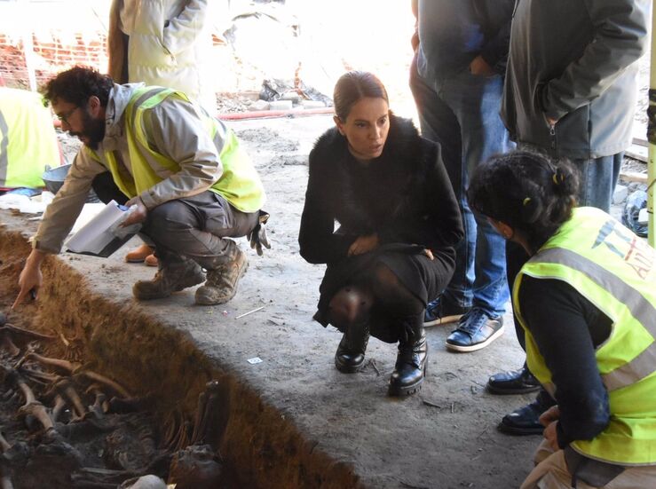 En Miajadas Nuria Flores visita trabajos excavacin fosa comn de vctimas del franquismo