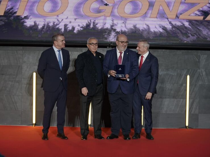 El presidente de la Federacin Extremea de Balonmano recibe la Insignia Olmpica