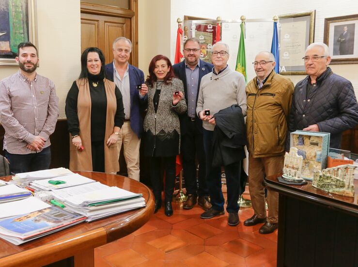 Osuna recibe en el Ayuntamiento a los fundadores y al personal de Urgencias Mrida 