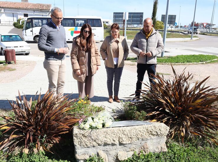 Arroyo de la Luz rinde homenaje a vctimas Covid con ofrenda floral en Parque del Recuerdo