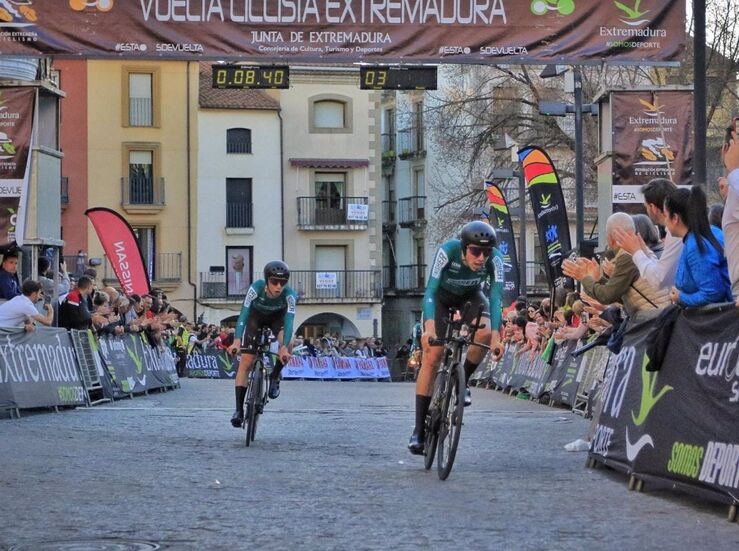 Diego Uriarte es lder de la Vuelta a Extremadura tras ganar el Finisher en Plasencia