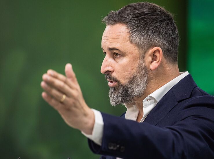 Abascal advierte de que el reparto de menores migrantes amenaza los pactos autonmicos