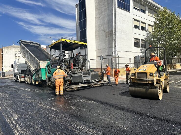Calles Jorge Guilln y Muoz Torrero de Mrida se cortan al trfico por trabajos asfaltado