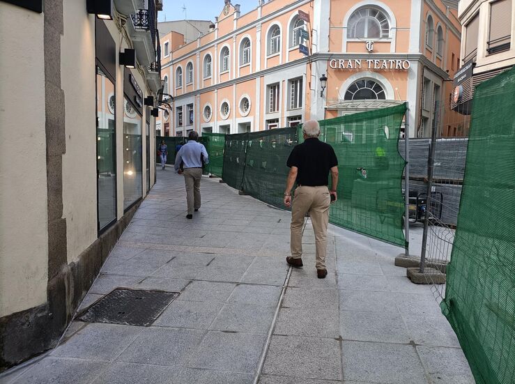 Abre de forma parcial el paso para peatones en obras de la calle Parras en Cceres