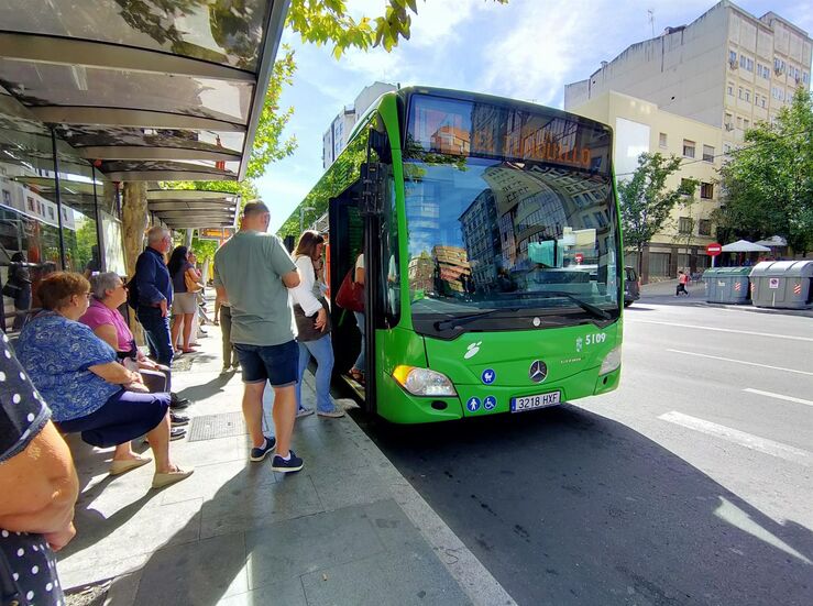 Los viajeros en autobs urbano suben en marzo un 14 en Extremadura hasta los 1093000