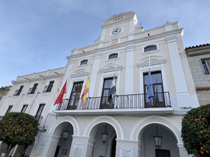 Las banderas del Ayuntamiento de Mrida ondean a media asta en homenaje a Jacques Delors 