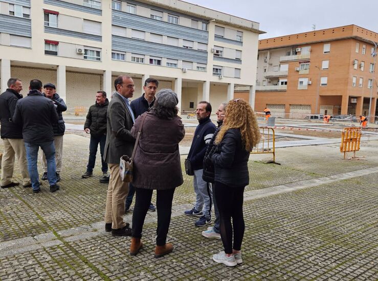 Alcalde Cceres visita las obras de mejora de la plaza Mara Latorre Saborid en Mejostilla