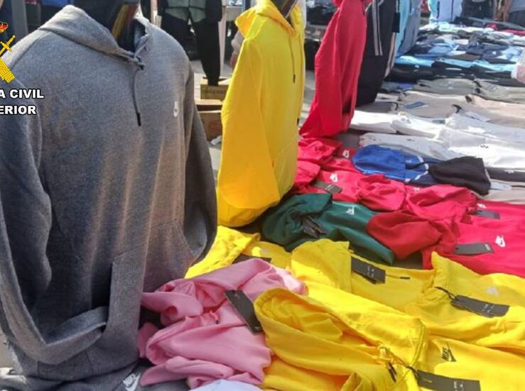 Investigado un hombre por vender prendas de ropa falsificadas en mercadillo de Navalmoral