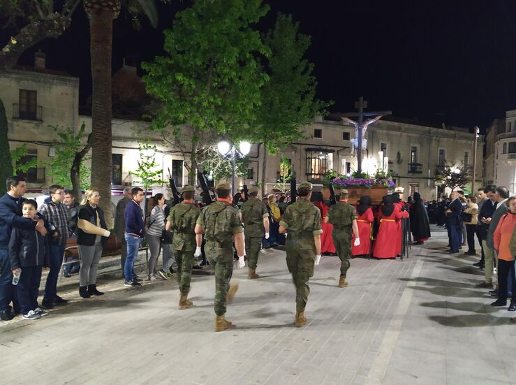 Costaleros y militares procesionan en Cceres con Jess de la Salud y Las Batallas