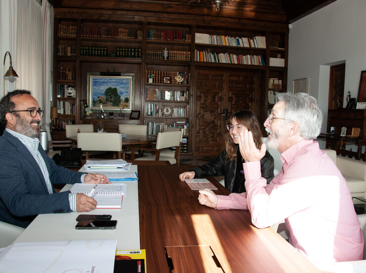 Morales se rene con representantes de la Asociacin Empresarial del Valle del Jerte 